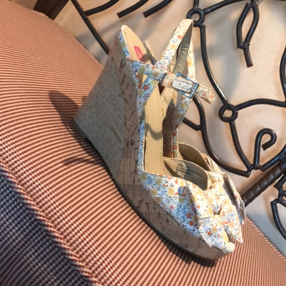 Beautiful size 8 floral cork screw wedges - Picture 2 of 4
